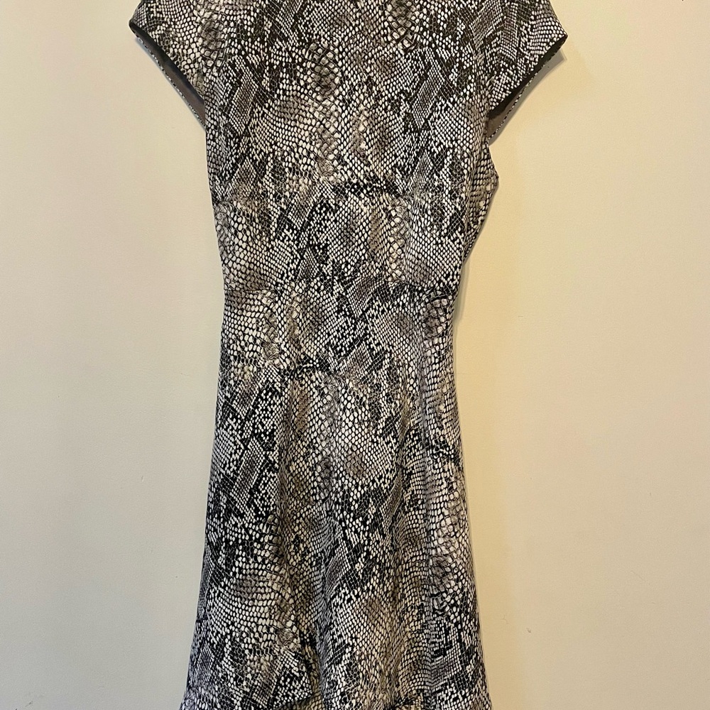 Aritzia Babaton Hamptons Mini Dress Snake Print Open Back Short Sleeve Size 4